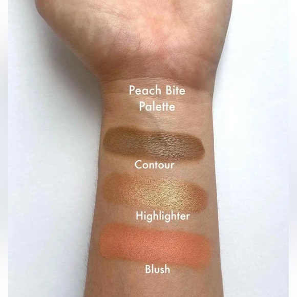 FARMASI PEACH BITE PALETTE BRONZER, HIGHLIGHTER AND BLUSH - Picture 6 of 7